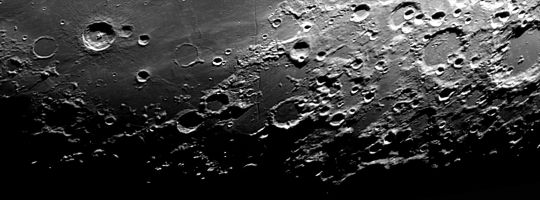 A holdfelszínről készült felvételünkön a Bullialdus Longomontanus környéke látható
