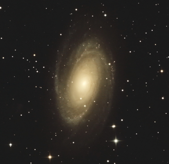 Az M81 Cserna Antal felvételén. A bő négy órás kép kitűnően mutatja a galaxis vékonyka spirálkarjait (25 T, Canon EOS 350D, 256 perc)