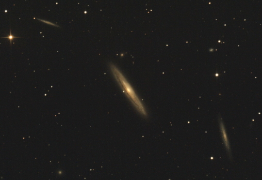 Az NGC 4216 igen látványos, 10-11 magnitúdós csillagváros a Virgo és a Coma határán. A felvételen két másik, halványabb társával láthatjuk, Cserna Antal 25 cm-es távcsővel készített felvételén