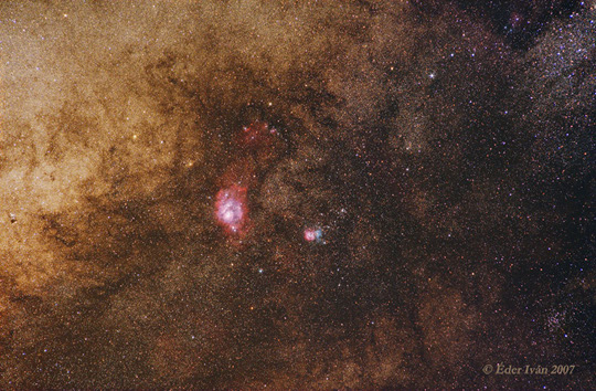 A Nyilas csillagképben, az M8 vidékén megdöbbentő sűrűségben találhatóak mélyég-objektumok. Éder Iván felvétele teleobjektívvel, Ágasváron készült