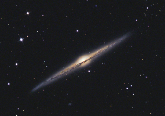 Az NGC 4565-öt Tű-galaxisnak (Needle Galaxy) is nevezik, mivel két, szembefordított gombostűre emlékeztet. Éder Iván fényképe (30T, Canon EOS 5D, 30x5 perc)