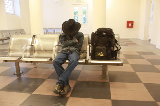 Egy fárasztó utazás vége: a pireuszi vasútállomáson