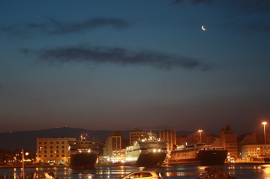 Holdkelte, alatta a Jupiterrel, Pireusz kikötőjéből