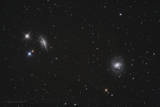 Az M77 (jobbra) és NGC 1055 (balra) Éder Iván felvételén, melyet 30 cm-es reflektorral készített