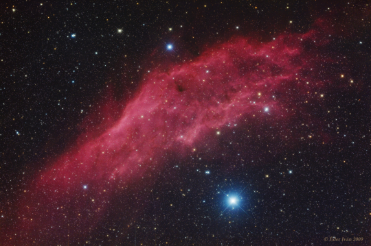 A Kalifornia-köd (NGC 1499) Éder Iván felvételén (20T, átalakított Canon 5DMkII, 47 x 5 perc, ISO 800, Pilis)