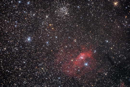 Az NGC 7635 DF Cas Klacsány Imre fotóján (15T, Canon 350D, 53 x 10 perc, ISO 800, Dunapataj). A kép felső harmadát a sűrű M52, és a jóval lazább Czernik 43 halmazok uralják