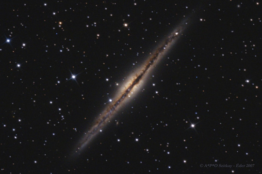 Szitkay Gábor felvétele az NGC 891 GX And-ról, az A*P*O Csillagvizsgáló 40 cm-es főműszerével. A képfeldolgozást Éder Iván végezte