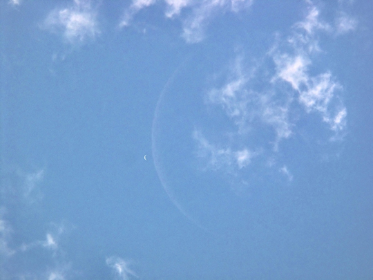 A legelső magyar APOD: a Hold és a Vénusz a nappali égen. Éder Iván felvétele 2004. május 21-én készült.