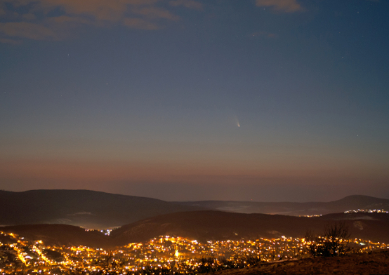 Görgei Zoltán hangulatos felvétele az év tavaszán feltűnt Panstarrs-üstökösről Nikon D90-es fényképezőgéppel és 50 mm-es fókusszal a Hármashatár-hegyről