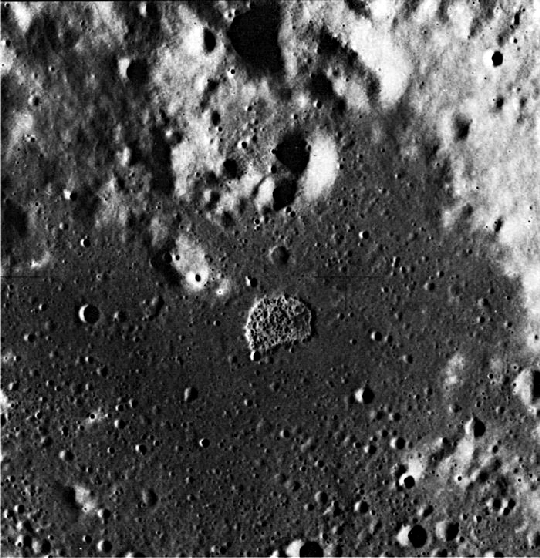 Az Apollo-17 holdkörüli pályán keringő egysége metrikus kamerája felvételén jól látszik a mintegy 4 km átmérőjű "D-alakú" lapos ményedés, az Ina. (kép: Ewen A. Whitaker, 1978, NASA Apollo-17 AS17-M-1672 felvétele).