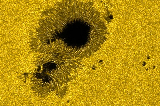 Egy napfolt nagyfelbontású képe, melyen jól megfigyelhető a penumbra szálas szerkezete