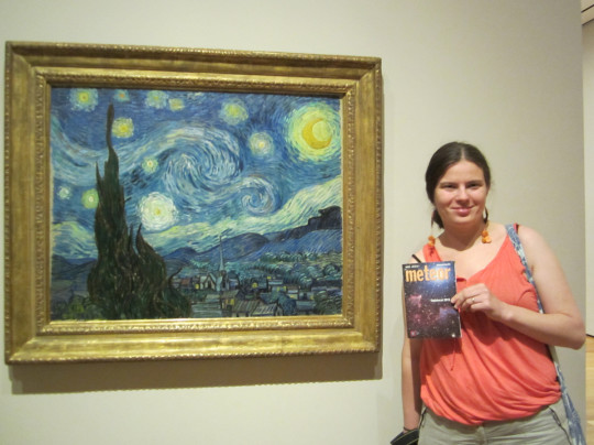 Sipőcz Brigitta New Yorkban, van Gogh Csillagos éjszaka című festményénél.