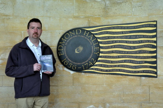 Pete Gábor a londoni Westminster apátságban, Edmond Halley emléktáblájánál.