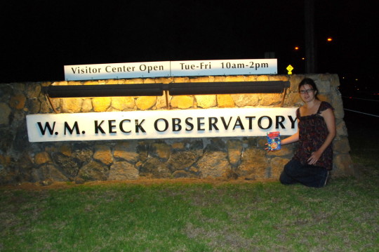 Sipőcz Brigitta a Keck Obszervatórium látogatóközpontjánál. 