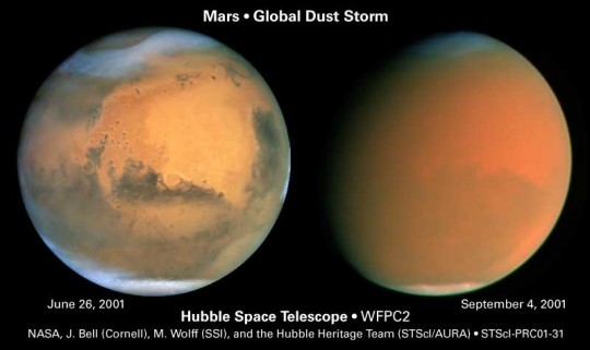 Bal oldalon egy tiszta marsi légkör, jobb oldalon pedig egy globáli porviharból származó porral teli légkör látható az űrből...