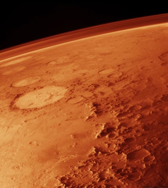 A Mars vékony szén-dioxid légköre egy keskeny narancssérga csíkban látszódik a műholdakról készített felvételeken.