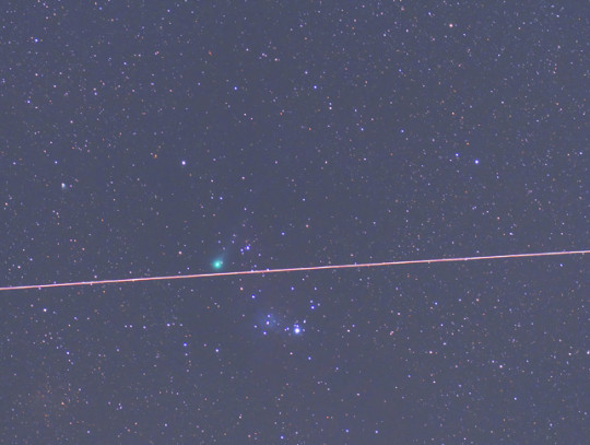 A Jacques-üstökös május 30-án a Karácsonyfa-halmaz mellett. Ekkor hazánkból már nem volt látható. A fényes csík az ISS  nyoma. Minoru Yoneto fotója Új-Zélandról készült.