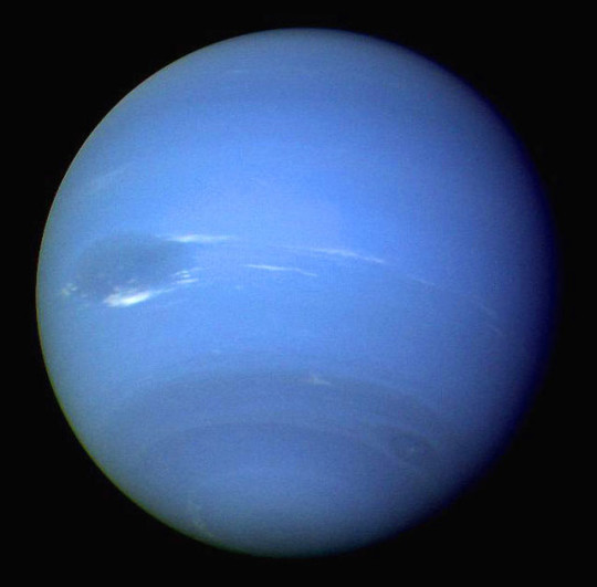 A Neptunusz légköre a Voyager 2 felvételén, melyen jól azonosítható a Nagy Sötét Folt, valamint más felhőrétegek is.