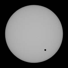 2. ábra. Csabai István felvétele a Vénusz-átvonulásról. A beérkezett megfigyelések szerint szabad szemmel is könnyen látszott a fekete Vénusz-korong (természetesen megfelelő szűrővel)