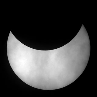 1. ábra. A 2005.10.03-i gyűrűs napfogyatkozás hazánkból részlegesként látszott (Hingyi Gábor felvétele)