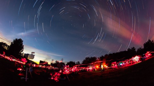 MTT 2014: éjszakai panoráma az észlelőlámpáktól vöröslő réttel (Szklenár Tamás felvétele).