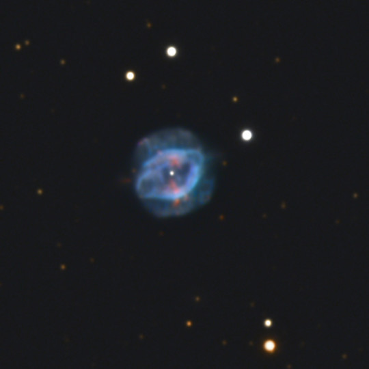 Az NGC 7354 planetáris köd.