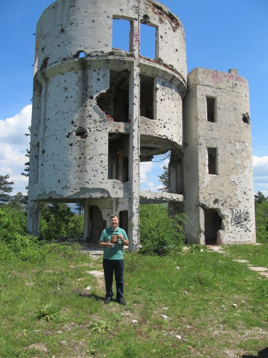 Juhász László a lerombolt szarajevói csillagvizsgálónál.