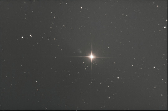 A Finlay-üstökös épp kitörésben látható a Mars mellett Hadházi Csaba felvételén.