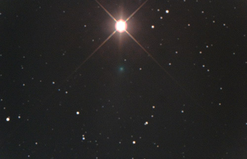A kitörésben levő Finlay-üstökös a Mars szomszédságában, Szitkay Gábor felvételén.
