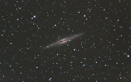 Az NGC 891, az éléről látható galaxis az Andromedában.