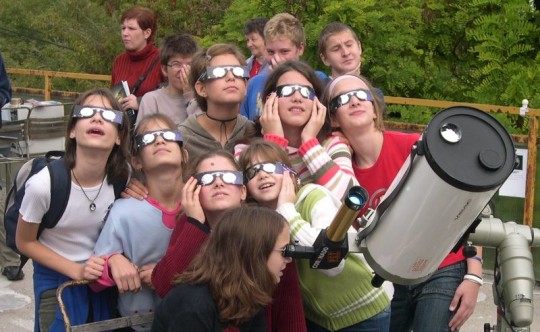Szemünk védelme érdekében a fogyatkozást biztonságos napfogyatkozás-néző szemüveggel figyeljük!