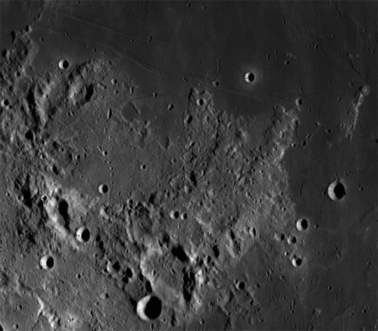 A Hypatia-kráter és a Hypatia-rianás az LRO (Lunar Reconnaissance Orbiter) felvételén.