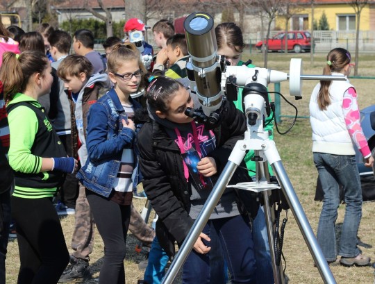 A Dorogi Csillagász Kör bemutatóján 300 gyerek vett részt.