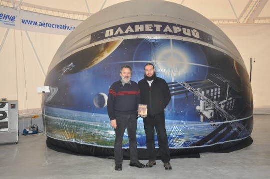 Hegedüs Tibor és Szing Attila egy szentpétervári planetárium-kiállításon (Oroszország).