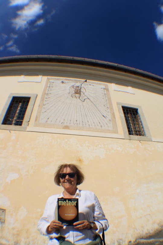 Székács Vera Trisultiban, a cisztercita kolostor napórájával (Olaszország).