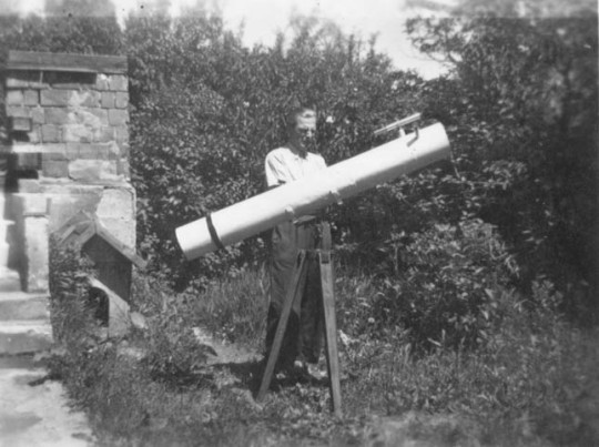 Amatőrcsillagász és távcsöve valamikor a 40-es években. Antikváriumi könyvből előkerült fénykép - hogy kit ábrázol, nem ismeretes.