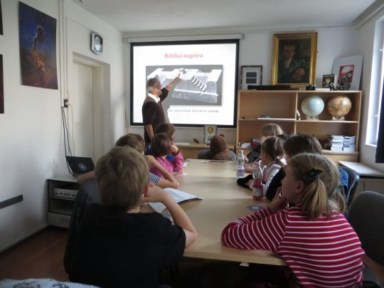 Napóra-foglalkozás Marton Géza vezetésével a Polaris Üstökös Gyermekszakkörében, 2015 őszén. (A gyerekek maguk választották az "Üstökös" nevet.)