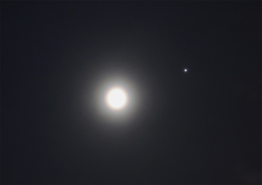 A Hold és a Jupiter kettőse: a Hold körül is volt egy ideig koszorú (amellett, hogy gyakorlatilag végig holdhaló is akadt).