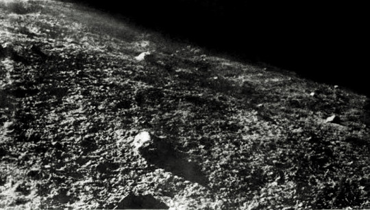 A Luna-9 felvétele a Hold felszínéről alacsony napállás mellett készült.
