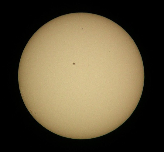A Merkúr a Nap előtt 2003. május 7-én 7:31 UT-kor. Éder Iván felvétele a Polaris Csillagvizsgálóban készült, 102/660-as Vixen ED refraktorral.