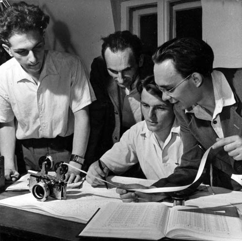 Fejes Imre, Fekete Gyula, Székely Csaba és Bartha Lajos (a Meteor első szerkesztője) ékfotométer mérési szalagját vizsgálja.