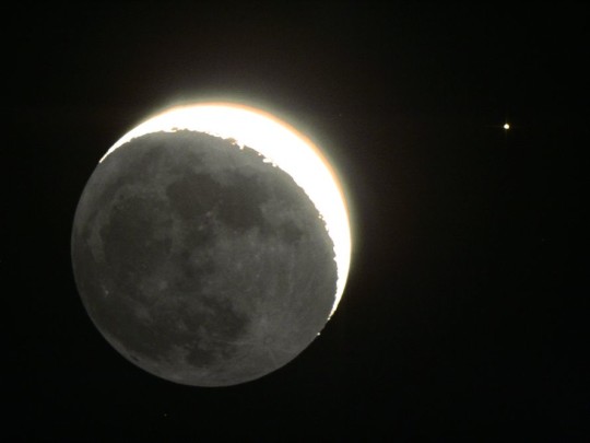 A Hold és az Aldebaran együttállása 2015. április 21-én, az esti égen, Hadházi Csaba felvételén.