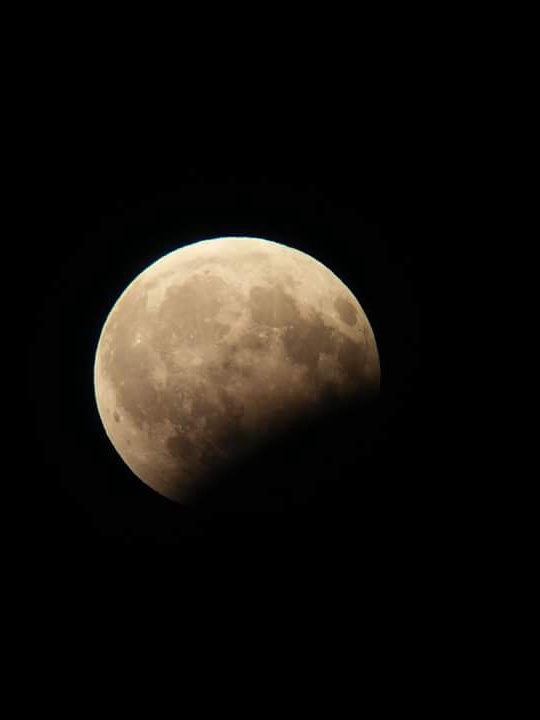 A holdfogyatkozás 19:15 UT-kor Benei Balázs felvételén.