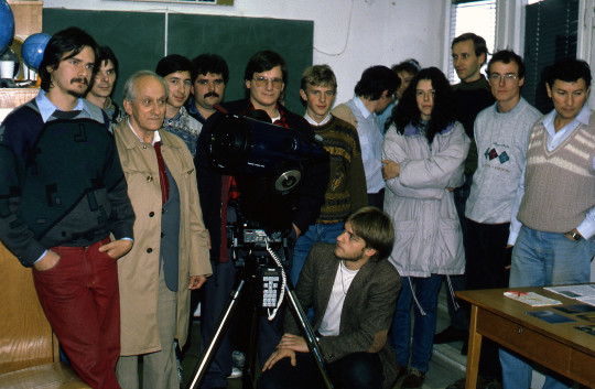 Az 1994. december 10-i székesfehérvári találkozó résztvevői az újonnan beszerzett Meade SC-távcsővel, amelyet Fűrész Gábor mutatott be nekünk. (Mizser Attila felvétele)