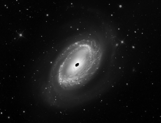 Az NGC 4725 GX Com (Mt. Lemmon Obszervatórium 60 cm-es RC távcsöve, Adam Block felvétele).