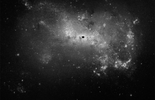 Az NGC 4449 GX CVn a HST felvételén – egy csillagontó galaxis közelről.