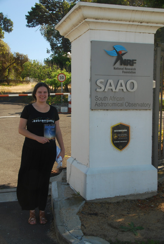 Sipőcz Brigitta Dél-Afrikában, a SAAO bejáratánál.
