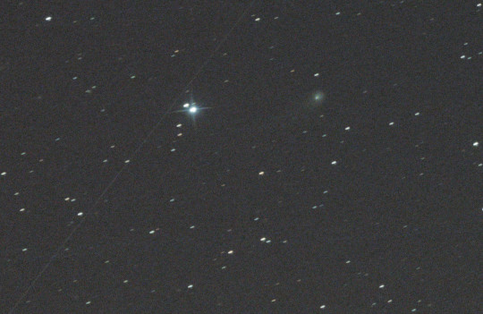 C2015 O1 (PANSTARRS) 2018.04.22. 01:07:32-01:15:32 (UT); 9x50s kép az üstökösre összegezve; 200/800 Newton; AZ-EQ6; ISO 1600; vezetés: MGEN