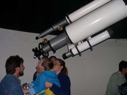 Látogatók a kiskunhalasi csillagvizsgáló 200/3000-es refraktorával figyelik a Marsot a 2003-as közelség idején (Mizser Attila felvétele).