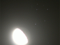 Kovács Tamás látványos animációja azt mutatja, ahogy a 27 Tau (Atlas) előbukkan a Hold mögül (2006.09.12 23:13-23:20 között, Budapest, Zugló, 5.6/300-as tele, ISO 800, 1 mp-es expozíciók, Canon EOS 350D fényképezőgép)